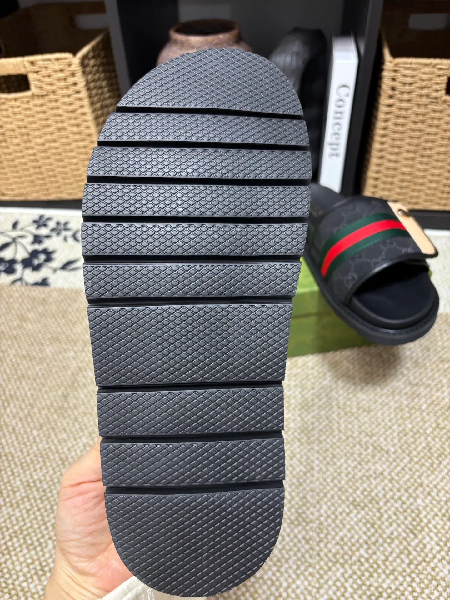 Factory 💰 300 yuan Gucci slippers] high-end men's shoes brand official website 1:1 latest masterpiece: original mold customization, the fabric is made of imported original materials, upgraded outsole, lighter and non-slip. The market's top quality, simple yet tasteful, a must-have for fashionistas, fashionable at your feet, full of confidence, the same style at the counter 👍The season of summer slippers is here. Code: 38-45 (45 customized)